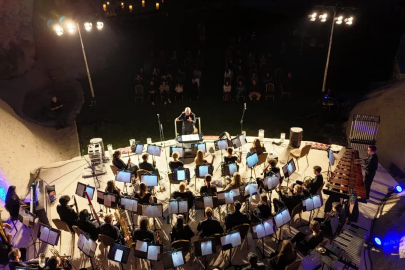 ABD'li müzik topluluğu, Kapadokya'da konser verdi; geliri hastalara harcanacak