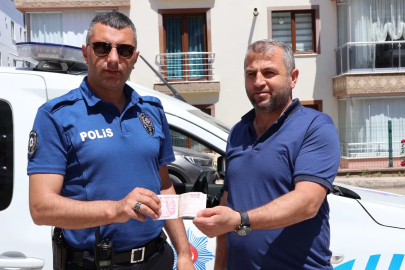 Yolda bulduğu 2 bin 400 TL’yi polise teslim etti