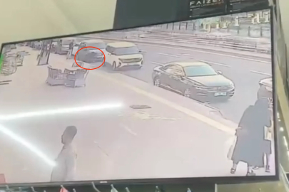 Yolda bulduğu 60 bin liralık bilekliği alıp uzaklaştı; o anlar kamerada