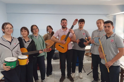 Öğrenciler koro kurdu, farklı kültürleri müzikle buluşturuyorlar