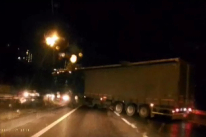 Makaslayan TIR, yolu trafiğe kapattı