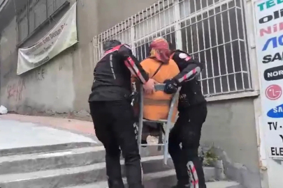 Yunus polisi, yürüteciyle giderken zorlanan kadını sandalyeyle taşıyıp evine bıraktı