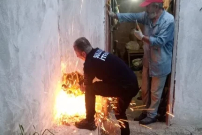 Bacaya düşen yavru kediyi itfaiye kurtardı