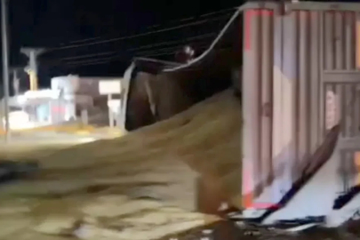 Gaziantep'te TIR devrildi; 17 ton arpa yola saçıldı