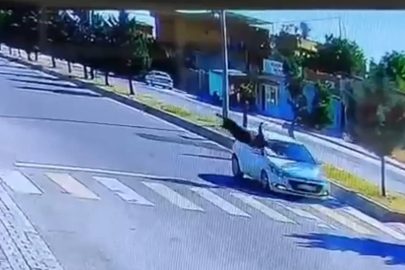Şanlıurfa’da otomobilin, yayaya çarptığı kaza kamerada