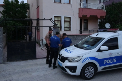 Uzaklaştırma kararı olan koca, çocuklarının gözü önünde eşini boynundan bıçakladı 