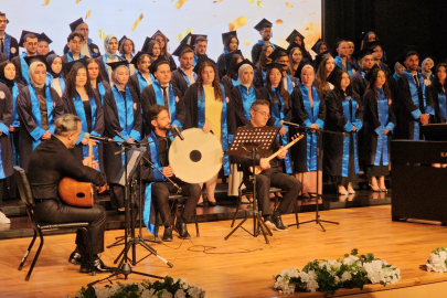 Üniversiteden dereceyle mezun olup, veda konserinde sahne aldı