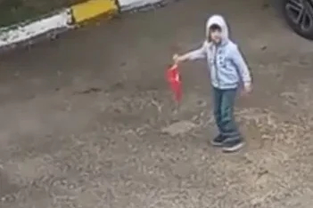 5 yaşındaki Miraç, evden çıkıp yere düşen Türk bayrağını aldı;  on anlar kamerada