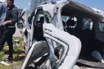Hafif ticari araç ile kamyonet kafa kafaya çarpıştı; 4 ölü, 2 yaralı
