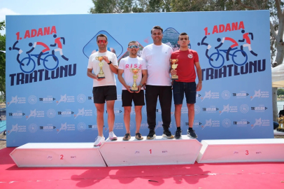 Adana’da ilk kez düzenlenen ‘Aquatlon ve Triatlon’ yarışmasında sporcular madalyalarını aldı 