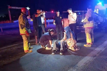 Manisa'da hafif ticari araç traktöre çarptı; 4 yaralı