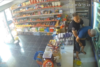 Nefes borusuna şeker kaçan bakkalı, polis Heimlich manevrasıyla kurtardı