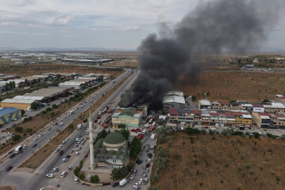 Konya'da yatak fabrikasında yangın; 1 itfaiye eri yaralandı 