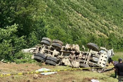 Beton mikseri şarampole yuvarlandı; 2 ölü, 1 yaralı