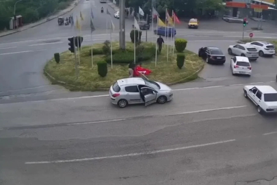 Rüzgarda ipi kopan Türk bayrağını vatandaşlar korudu