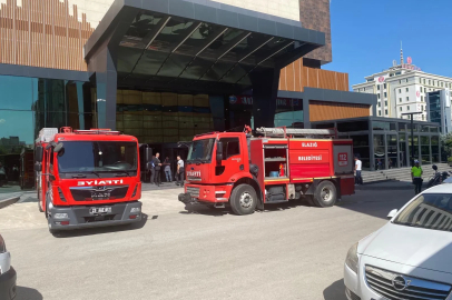 12 katlı otelin çatı katında çıkan yangında 10 kişi dumandan etkilendi