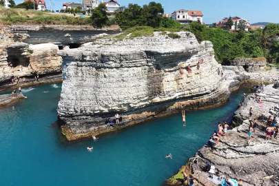 Adrenalin tutkunlarının Kartal Kayalar’da tehlikeli atlayışı
