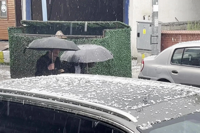 Ardahan’da dolu yağışı kenti beyaza bürüdü