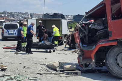 TIR, emniyet şeridinde park halindeki araçlara çarptı: 1 ölü, 1 yaralı