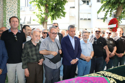 Özgür Özel, İzmir’de lise arkadaşının annesinin cenazesine katıldı