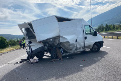 Minibüs ile hafif ticari araç çarpıştı: 5 yaralı