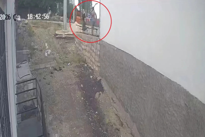 Engelli kızı için rampa isteyen kadına komşunun kürekli saldırısı kamerada; şüpheli tutuklandı