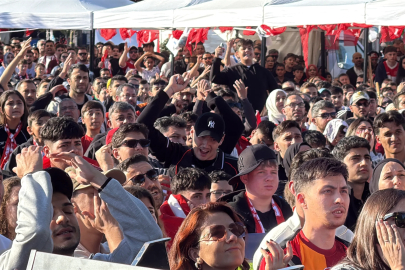 Yalova'da dev ekran karşısında milli maç heyecanı