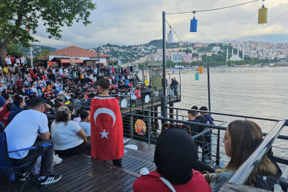 Milli maçı, deniz kenarına kurulan 'dev' ekrandan izlediler