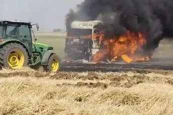 Anız yangınında alevler TIR’a sıçradı; o anlar kamerada