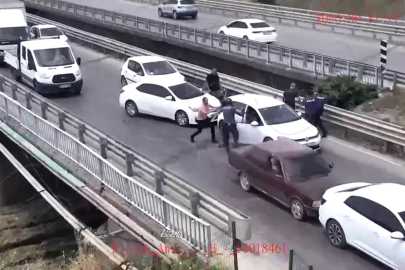 Cezaevi önünde 2 kişiyi yaralayıp, otomobil gasbeden şüphelilerin yakalanma anı kamerada
