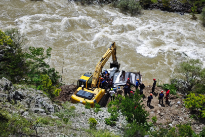 Çoruh Nehri’ne uçan kamyonette kaybolan baba-oğul aranıyor (3)