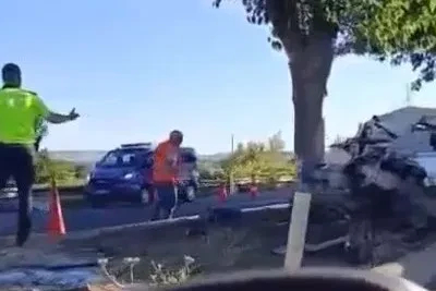 Otomobil refüje çarptı: 1 ölü, 1 yaralı