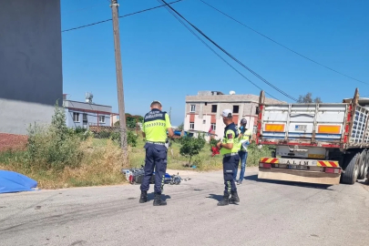 Kamyonla çarpışan motosikletin sürücüsü öldü; kaza kamerada