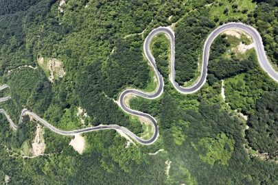 Domaniç Dağları'na uzanan 'kıvrımlı yollar'ın eşsiz manzarası dronla görüntülendi