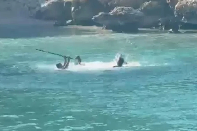 Mersin'de deniz ortasında sopalı kavga kamerada