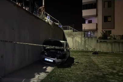 Otomobil, 4 metre yükseklikten apartman bahçesine düştü: 1 yaralı