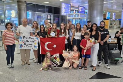 İtalya'da tarih yazan yüzücü Eda'ya İzmir'de coşkulu karşılama