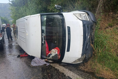İzmir'de işçi servisi devrildi; 1 ölü, 1'i ağır 10 yaralı