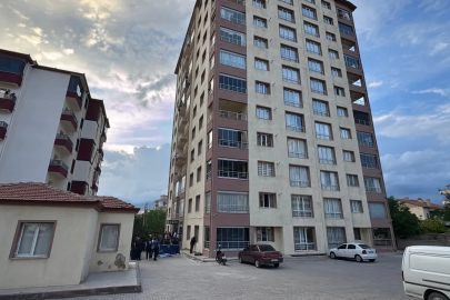 Niğde'de 10'uncu katından düşen genç, hayatını kaybetti.