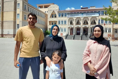 Anne, 2 çocuğuyla aynı okulda sınav heyecanını yaşadı
