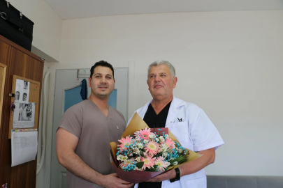 Kendisi gibi doktor olan babasına hastanede sürpriz Babalar Günü kutlaması